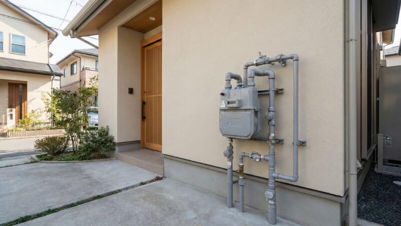 戸建て住宅の玄関脇外壁に設置されているガスメーターの設置例



