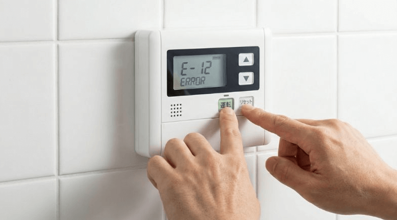 パーパス給湯器のリモコンを操作してエラー表示を確認する手元